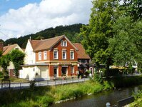 Bild 1 Am Heimatmuseum in Großschönau