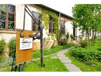 Bild 1 Schaustickerei in Plauen