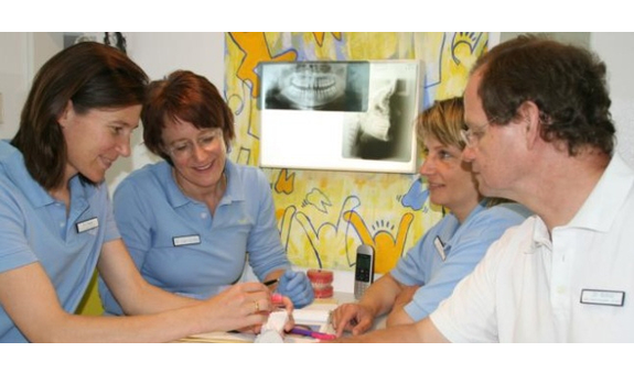 Kieferorthopädie in Ostfildern Gemeinschaftspraxis Dr. Sabine Laux-Schüz, Dr. Peter Schüz, Dr. Marita in Nellingen Stadt Ostfildern - Logo